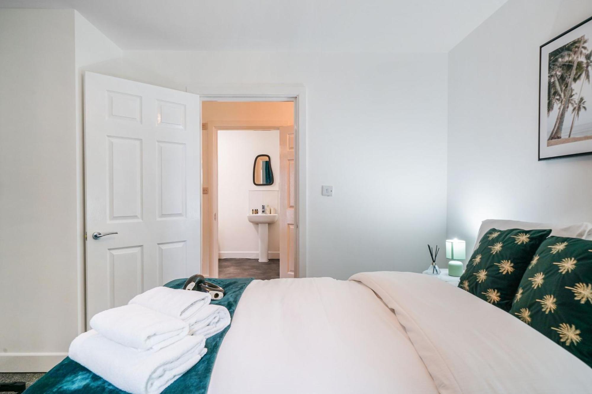 One And Two Bed Apartments Slough Near Heathrow Colnbrook Eksteriør billede